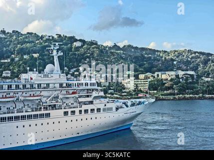 5 février 2020, Castries, Sainte-Lucie : le MS Marella Celebration, exploité par Marella Cruises, basé en Angleterre, à Castries, capitale de la nation insulaire des Caraïbes orientales de Sainte-Lucie, un port de croisière populaire. (Crédit image : © Arnold Drapkin/ZUMA Wire) Banque D'Images