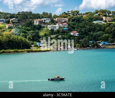 5 février 2020, Castries, Sainte-Lucie : un bateau de la police portuaire patrouille dans les eaux autour de Castries, capitale de la nation insulaire des Caraïbes orientales de Sainte-Lucie, un port de croisière populaire. Le tourisme est vital pour son économie. (Crédit image : © Arnold Drapkin/ZUMA Wire) Banque D'Images