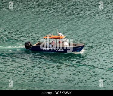 5 février 2020, Castries, Sainte-Lucie : un bateau de la police portuaire patrouille dans les eaux autour de Castries, capitale de la nation insulaire des Caraïbes orientales de Sainte-Lucie, un port de croisière populaire. Le tourisme est vital pour son économie. (Crédit image : © Arnold Drapkin/ZUMA Wire) Banque D'Images