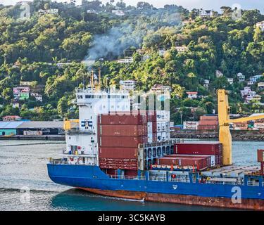 5 février 2020, Castries, Sainte-Lucie : conteneurs chargés sur le porte-conteneurs Hohebank dans le port de Castries, capitale de la nation insulaire des Caraïbes orientales de Sainte-Lucie. (Crédit image : © Arnold Drapkin/ZUMA Wire) Banque D'Images