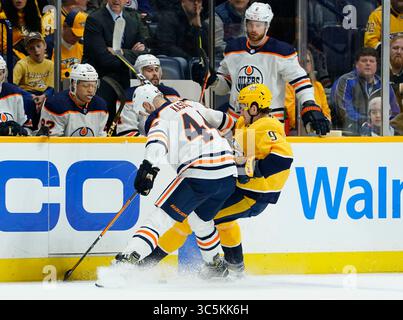 2 mars 2020, Nashville, Tennessee, É.-U. : Zack Kassian (44) et Filip Forsberg (9), aile gauche des Oilers d’Edmonton, se battent pour le palet le long des planches en première période lors d’un match de la LNH entre les Oilers d’Edmonton et les Predators de Nashville au Bridgestone Arena de Nashville, TN (crédit image : © Mickey Bernal/ZUMA Wire) Banque D'Images
