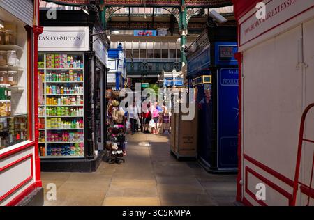 Les étals du marché intérieur de Leeds Banque D'Images