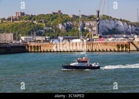 Dover Pilot Harbour Patrol Boat DHB Diligent à Dover, Kent, Royaume-Uni en mai Banque D'Images