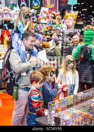 29 février 2020, Chicago, Illinois, États-Unis : une famille qui regarde des jouets au C2E2 (crédit image : © Chris Riha/ZUMA Wire) Banque D'Images