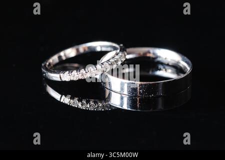 Les anneaux de mariage symbolisent l'union de deux personnes dans le mariage, représentant l'amour éternel et l'engagement Banque D'Images