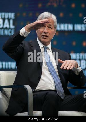 5 mars 2020, Beverly Hills, Californie, États-Unis : Jamie Dimon (63 ans), président-directeur général de JP Morgan Chase Bank, subit une chirurgie cardiaque d'urgence le jeudi 5 mars 2020. PHOTO DU DOSSIER : Jamie Dimon, président-directeur général de JPMorgan Chase & Co. lors de la conférence mondiale 2017 du Milken Institute qui s’est tenue le lundi 1er mai 2017 à l’hôtel Beverly Hilton de Beverly Hills, Californie. JAVIER ROJAS/PI (crédit image : © Prensa Internacional via ZUMA Wire) Banque D'Images