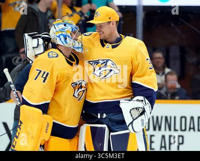 5 mars 2020, Nashville, Tennessee, États-Unis : Pekka Rinne (35), gardien des Predators de Nashville, félicite Juuse Saros (74), gardien des Predators de Nashville, lors de son départ lors d’un match de la LNH entre les Stars de Dallas et les Predators de Nashville au Bridgestone Arena de Nashville, TN (crédit image : © Mickey Bernal/ZUMA Wire) Banque D'Images