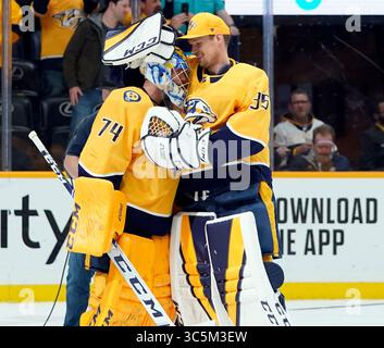 5 mars 2020, Nashville, Tennessee, États-Unis : Pekka Rinne (35), gardien des Predators de Nashville, félicite Juuse Saros (74), gardien des Predators de Nashville, lors de son départ lors d’un match de la LNH entre les Stars de Dallas et les Predators de Nashville au Bridgestone Arena de Nashville, TN (crédit image : © Mickey Bernal/ZUMA Wire) Banque D'Images