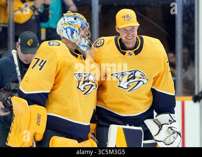 5 mars 2020, Nashville, Tennessee, États-Unis : Pekka Rinne (35), gardien des Predators de Nashville, félicite Juuse Saros (74), gardien des Predators de Nashville, lors de son départ lors d’un match de la LNH entre les Stars de Dallas et les Predators de Nashville au Bridgestone Arena de Nashville, TN (crédit image : © Mickey Bernal/ZUMA Wire) Banque D'Images