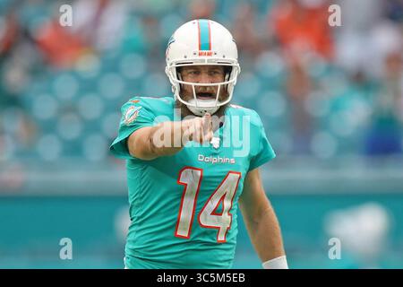 22 décembre 2019, Miami Gardens, FL, États-Unis : Ryan Fitzpatrick, quarterback des Miami Dolphins, dirige l'action au Hard Rock Stadium de Miami Garden, Floride, le 22 décembre 2019. (Crédit image : © TNS via ZUMA Wire) Banque D'Images