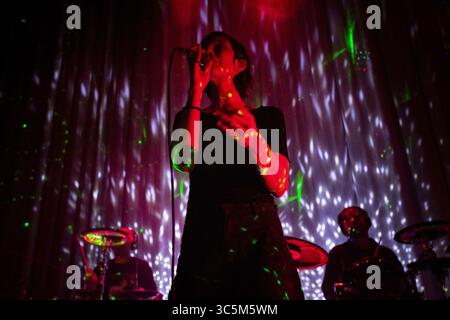 5 mars 2020, Porto, Portugal : Channy Leaneagh du groupe de synthé-pop américain PoliÃ§a se produit sur scène au Hard Club de Porto. (Crédit image : © Diogo Baptista/SOPA images via ZUMA Wire) Banque D'Images