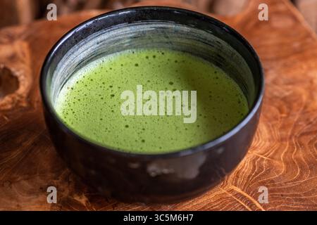 Bol japonais traditionnel avec thé matcha vert frais Banque D'Images