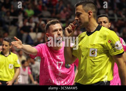 7 mars 2020, Malaga, MALAGA, ESPAGNE : MALAGA, ESPAGNE - 07 MARS : Marlon Oliveira Araujo de Movistar Inter proteste pour représenter Pablo Delgado Sastre lors du match de football en salle de la Copa de Espana entre l'Inter Movistar et Vina Albali Valdepenas au Jose Maria Martin Carpena sport Palace le 7 mars 2020 à Malaga, Espagne. (Crédit image : © Irina R. H/AFP7 via ZUMA Wire) Banque D'Images