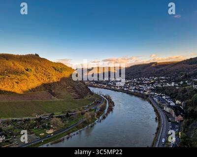 Coucher de soleil sur Cochem, Allemagne – vue sur le château au-dessus de la Moselle Riverside Town Banque D'Images
