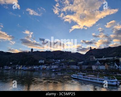Coucher de soleil sur Cochem, Allemagne – vue sur le château au-dessus de la Moselle Riverside Town Banque D'Images