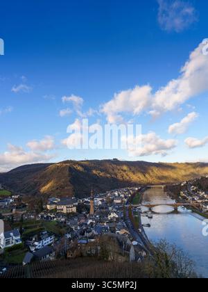 Coucher de soleil sur Cochem, Allemagne – vue sur le château au-dessus de la Moselle Riverside Town Banque D'Images