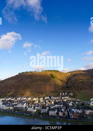 Coucher de soleil sur Cochem, Allemagne – vue sur le château au-dessus de la Moselle Riverside Town Banque D'Images