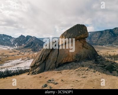 Vue aérienne du rocher de tortue dans le parc national de Gorkhi-Terelj. Mongolie. Photo de haute qualité Banque D'Images