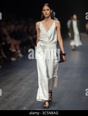 11 mars 2020, Melbourne, Victoria, Australie : un mannequin portant un dessin d'Arnsdorf marche au défilé Runway 1 de la mode Virgin Australian Melbourne au Royal Exhibition Building de Melbourne, Australie. (Crédit image : © Sydney Low/ZUMA Wire) Banque D'Images
