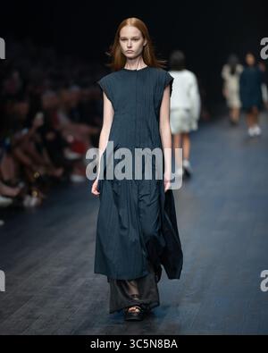 11 mars 2020, Melbourne, Victoria, Australie : un mannequin portant un dessin d'Akira marche au défilé Runway 1 de la mode Virgin Australian Melbourne au Royal Exhibition Building de Melbourne, Australie. (Crédit image : © Sydney Low/ZUMA Wire) Banque D'Images