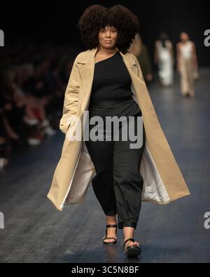 11 mars 2020, Melbourne, Victoria, Australie : un mannequin portant un dessin d'Arnsdorf marche au défilé Runway 1 de la mode Virgin Australian Melbourne au Royal Exhibition Building de Melbourne, Australie. (Crédit image : © Sydney Low/ZUMA Wire) Banque D'Images