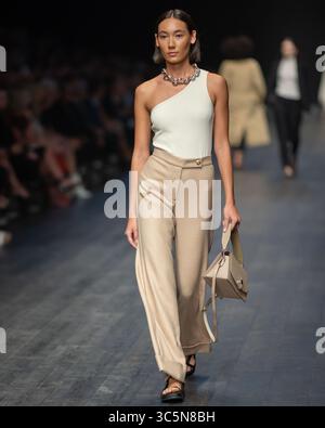 11 mars 2020, Melbourne, Victoria, Australie : un mannequin portant un dessin d'Arnsdorf marche au défilé Runway 1 de la mode Virgin Australian Melbourne au Royal Exhibition Building de Melbourne, Australie. (Crédit image : © Sydney Low/ZUMA Wire) Banque D'Images