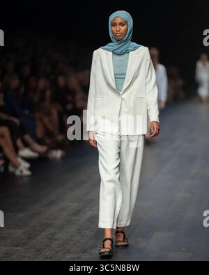 11 mars 2020, Melbourne, Victoria, Australie : un mannequin portant un dessin d'Arnsdorf marche au défilé Runway 1 de la mode Virgin Australian Melbourne au Royal Exhibition Building de Melbourne, Australie. (Crédit image : © Sydney Low/ZUMA Wire) Banque D'Images