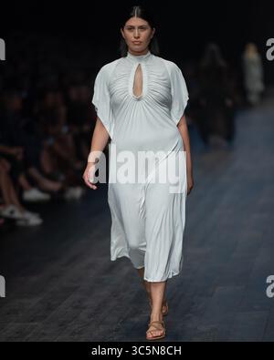 11 mars 2020, Melbourne, Victoria, Australie : un mannequin portant un dessin de KITX marche au défilé Runway 1 de la mode Virgin Australian Melbourne au Royal Exhibition Building de Melbourne, Australie. (Crédit image : © Sydney Low/ZUMA Wire) Banque D'Images