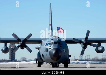 6 mars 2020 - un C-130 Hercules de la U.S. Air Force affecté aux taxis de la 133rd Airlift Wing sur la rampe à Paul, Minnesota, le 6 mars 2020. Les aviateurs reviennent d'un déploiement de six mois de la zone de responsabilité du commandement central des États-Unis. (Crédit image : © U.S. National Guard/ZUMA Wire/ZUMAPRESS.com) Banque D'Images