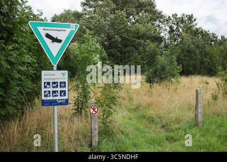Hambourg, Allemagne. 30 juillet 2025. Un panneau indique « réserve naturelle de Schweenssand ». Crédit : Christian Charisius/dpa/Alamy Live News Banque D'Images
