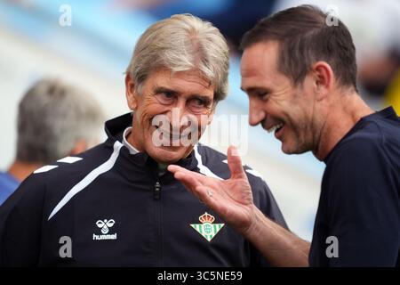 Manuel Pellegrini, entraîneur du Real Betis (à gauche) et Frank Lampard, entraîneur-chef de Coventry City, lors d'un match amical d'avant-saison à la Coventry Building Society Arena. Date de la photo : mercredi 30 juillet 2025. Banque D'Images
