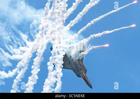 Cocoa Beach, Floride, États-Unis. 12 juillet 2025. Le Capitaine de l'US Air Force Nick Laz le Tourneau, commandant de l'équipe de démonstration aérienne du F-22 Raptor, effectue une manœuvre aérienne lors du spectacle aérien de Cocoa Beach en Floride, le 12 juillet 2025. L'équipe de démonstration aérienne du F-22 met l'accent sur la puissance aérienne, la précision et l'habileté de pointe, tout en renforçant la confiance du public dans la capacité de la Force aérienne à protéger et à défendre. (Photo du Sgt. D'état-major Lauren Cobin) (image crédit : © U.S. Air Force/ZUMA Press Wire) USAGE ÉDITORIAL SEULEMENT ! Non destiné à UN USAGE commercial ! Banque D'Images