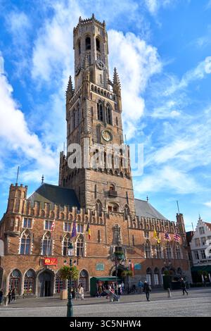 Bruges, Belgique – 12 septembre 2024 - Tour du Beffroi à Grote Square Bruges Belgique. Le beffroi médiéval sur la place Grote. Banque D'Images