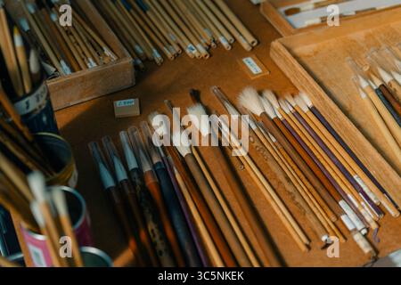 brosses de calligraphie de différentes tailles disposées sur une table en bois. Photo de haute qualité Banque D'Images