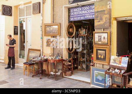 Boutique Curiosa avec des articles affichés dans la rue dans le vieux centre de Málaga en Espagne. Banque D'Images