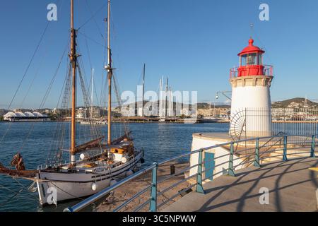 Phare sur la jetée au port de la ville d'Ibiza en Espagne. Banque D'Images