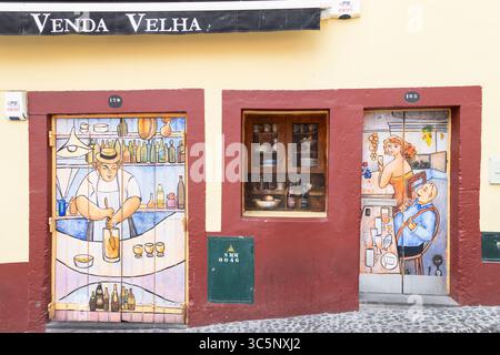 Street art sur la rue Santa Maria dans le quartier Zona Velha dans le centre de Funchal sur l'île portugaise de Madère. Banque D'Images