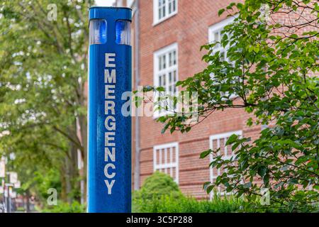 Lumière bleue d'urgence sur le campus universitaire. Banque D'Images