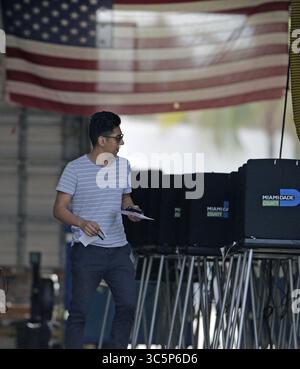 17 mars 2020, Miami Beach, FL, États-Unis : un homme non identifié vote à la caserne de pompiers de Miami Beach #3 lors de la primaire présidentielle de Floride dans le comté de Miami-Dade alors que la pandémie de coronavirus se poursuit le 17 mars 2020 le mardi 17 mars 2020. (Crédit image : © TNS via ZUMA Wire) Banque D'Images