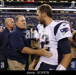18 octobre 2015, Indianapolis, Indianapolis, États-Unis : Bill Belichick, entraîneur-chef des Patriots de la Nouvelle-Angleterre, félicite Tom Brady (12 ans), quarterback des Patriots de la Nouvelle-Angleterre, après le match au Lucas Oil Stadium le 18 octobre 2015 à Indianapolis, Ind (crédit image : © TNS via ZUMA Wire) Banque D'Images