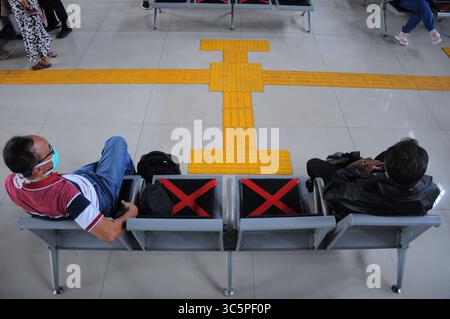5 septembre 2019, Jakarta, Jakarta, Indonésie : les responsables du train ont apposé des autocollants croisés sur les chaises d'attente à la gare Pasar Senen, Jakarta, le 19 mars 2020. L’activité consiste à fournir un panneau limitatif aux usagers du chemin de fer afin de pouvoir garder leur distance des autres passagers dans le but de mettre en œuvre des appels de distanciation sociale pour inhiber la propagation du virus corona (covid-19) et vérifier la température corporelle des passagers potentiels dans la zone de la gare Pasar Senen. (Crédit image : © Dasril Roszandi/ZUMA Wire) Banque D'Images