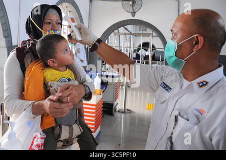 5 septembre 2019, Jakarta, Jakarta, Indonésie : les responsables du train ont apposé des autocollants croisés sur les chaises d'attente à la gare Pasar Senen, Jakarta, le 19 mars 2020. L’activité consiste à fournir un panneau limitatif aux usagers du chemin de fer afin de pouvoir garder leur distance des autres passagers dans le but de mettre en œuvre des appels de distanciation sociale pour inhiber la propagation du virus corona (covid-19) et vérifier la température corporelle des passagers potentiels dans la zone de la gare Pasar Senen. (Crédit image : © Dasril Roszandi/ZUMA Wire) Banque D'Images