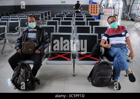 5 septembre 2019, Jakarta, Jakarta, Indonésie : les responsables du train ont apposé des autocollants croisés sur les chaises d'attente à la gare Pasar Senen, Jakarta, le 19 mars 2020. L’activité consiste à fournir un panneau limitatif aux usagers du chemin de fer afin de pouvoir garder leur distance des autres passagers dans le but de mettre en œuvre des appels de distanciation sociale pour inhiber la propagation du virus corona (covid-19) et vérifier la température corporelle des passagers potentiels dans la zone de la gare Pasar Senen. (Crédit image : © Dasril Roszandi/ZUMA Wire) Banque D'Images