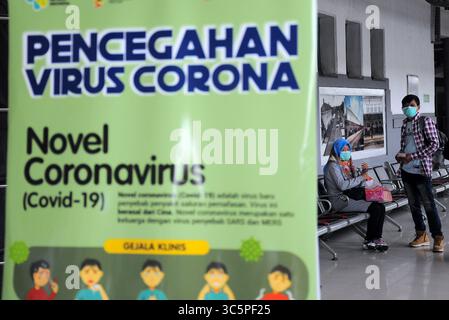 5 septembre 2019, Jakarta, Jakarta, Indonésie : les responsables du train ont apposé des autocollants croisés sur les chaises d'attente à la gare Pasar Senen, Jakarta, le 19 mars 2020. L’activité consiste à fournir un panneau limitatif aux usagers du chemin de fer afin de pouvoir garder leur distance des autres passagers dans le but de mettre en œuvre des appels de distanciation sociale pour inhiber la propagation du virus corona (covid-19) et vérifier la température corporelle des passagers potentiels dans la zone de la gare Pasar Senen. (Crédit image : © Dasril Roszandi/ZUMA Wire) Banque D'Images