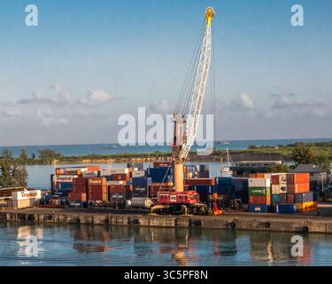 3 février 2020, St John'S, Antigua-et-Barbuda : les quais des Johnâ€™s, empilés haut avec des conteneurs maritimes. Capitale et port clé de la nation insulaire des Caraïbes d'Antigua-et-Barbuda, c'est également une destination préférée des bateaux de croisière. (Crédit image : © Arnold Drapkin/ZUMA Wire) Banque D'Images