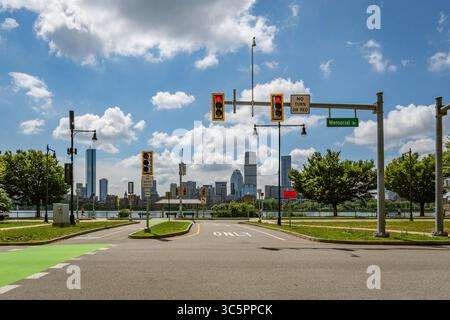 Cambridge, ma, États-Unis-15 juillet 2025 : conception complète des rues avec piste cyclable, passage piétonnier et feux de circulation avec les gratte-ciel de Boston dans le Banque D'Images