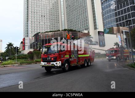 1er janvier 2006, Jakarta, Jakarta, Indonésie : les pompiers pulvérisent du liquide désinfectant dans le quartier de l'hôtel Bundaran en Indonésie, Jakarta, le 22 mars 2020. Le gouvernement provincial de Jakarta a pulvérisé des désinfectants dans les installations publiques dans cinq zones de DKI Jakarta pour prévenir la propagation du virus Corona ou COVID-19. (Crédit image : © Dasril Roszandi/ZUMA Wire) Banque D'Images