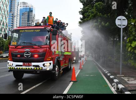 1er janvier 2006, Jakarta, Jakarta, Indonésie : les pompiers pulvérisent du liquide désinfectant dans le quartier de l'hôtel Bundaran en Indonésie, Jakarta, le 22 mars 2020. Le gouvernement provincial de Jakarta a pulvérisé des désinfectants dans les installations publiques dans cinq zones de DKI Jakarta pour prévenir la propagation du virus Corona ou COVID-19. (Crédit image : © Dasril Roszandi/ZUMA Wire) Banque D'Images