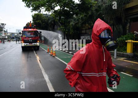 1er janvier 2006, Jakarta, Jakarta, Indonésie : les pompiers pulvérisent du liquide désinfectant dans le quartier de l'hôtel Bundaran en Indonésie, Jakarta, le 22 mars 2020. Le gouvernement provincial de Jakarta a pulvérisé des désinfectants dans les installations publiques dans cinq zones de DKI Jakarta pour prévenir la propagation du virus Corona ou COVID-19. (Crédit image : © Dasril Roszandi/ZUMA Wire) Banque D'Images