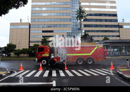 1er janvier 2006, Jakarta, Jakarta, Indonésie : les pompiers pulvérisent du liquide désinfectant dans le quartier de l'hôtel Bundaran en Indonésie, Jakarta, le 22 mars 2020. Le gouvernement provincial de Jakarta a pulvérisé des désinfectants dans les installations publiques dans cinq zones de DKI Jakarta pour prévenir la propagation du virus Corona ou COVID-19. (Crédit image : © Dasril Roszandi/ZUMA Wire) Banque D'Images